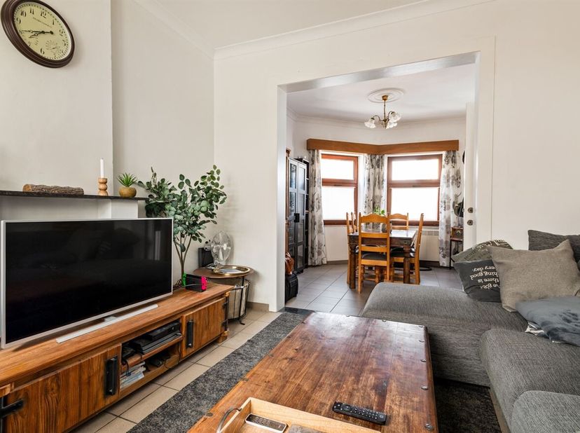 Instapklare woning met 3 slaapkamers<br />
Gelegen aan de Ertbeekstraat bevindt deze charmante woning zich op een vlotte en centrale locatie in Hassel
