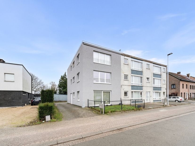 À vendre : immeuble de rapport semi-mitoyen à Sint-Niklaas, idéalement situé près de la périphérie et des axes principaux. Ce bâtiment polyvalent prop