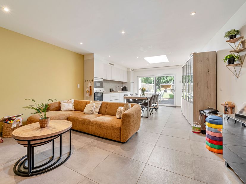 Hip, instapklaar én gezinsvriendelijk wonen in hartje Bissegem<br />
Op wandelafstand van winkels, scholen en openbaar vervoer vind je deze volledig g