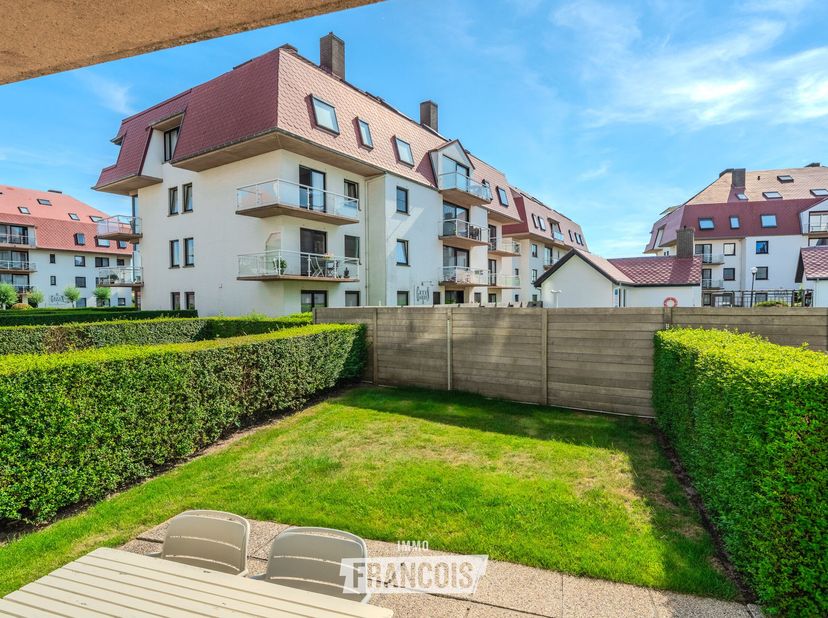 Dit sfeervolle appartement op de begane verdieping met één volwaardige slaapkamer is ideaal voor wie op zoek is naar een vast stekje voor een zorgeloz