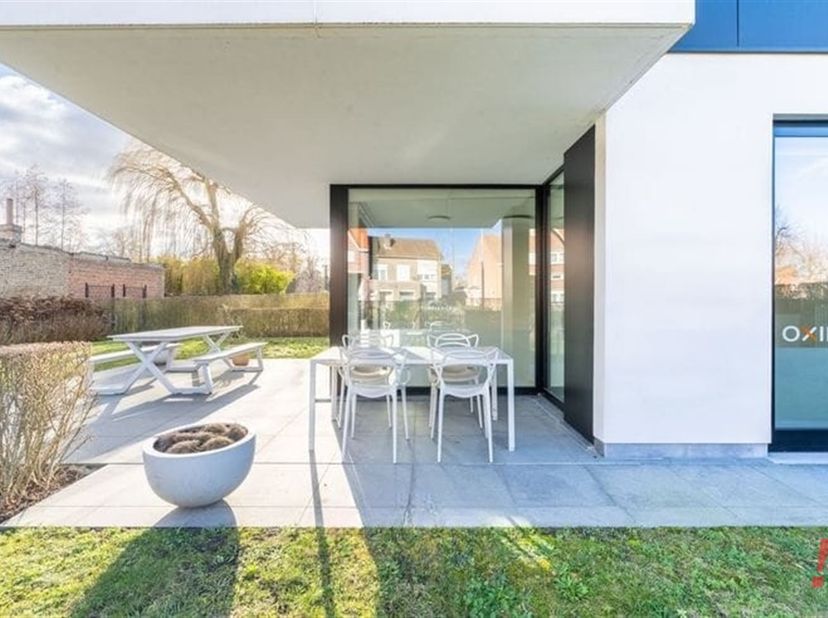 Dit recent gelijkvloersappartement heeft heel wat troeven te bieden. Dankzij de centrale ligging in het hart van Jabbeke bevinden alle dagelijkse voor