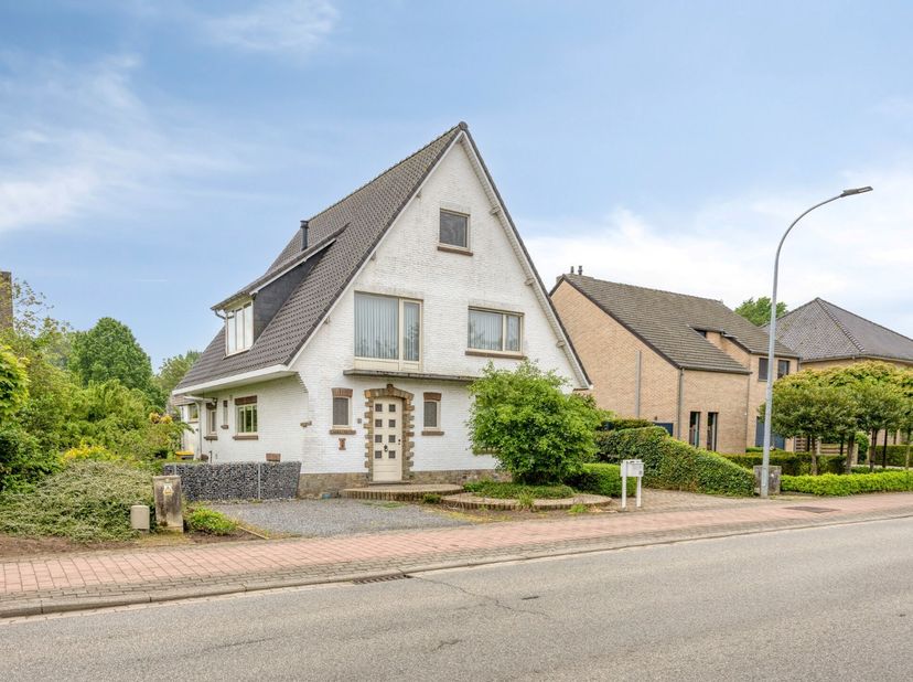 Deze goed onderhouden gezinswoning is gelegen in de straat Eikevelden te Geel. Door zijn centrale ligging bevinden scholen, winkels en andere voorzien