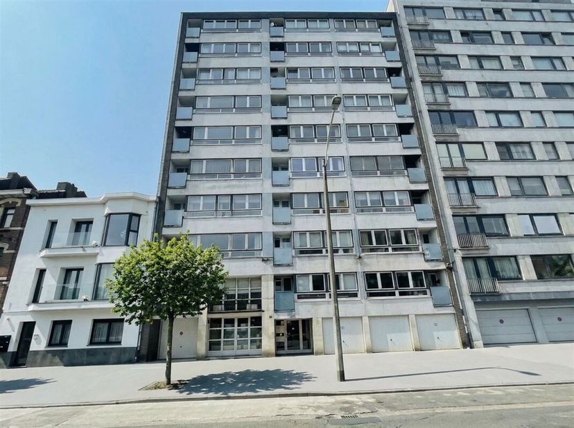 ***** OPTION *****<br />
Dans le quartier des Vennes, un appartement 2 chambres de +- 100 m2 avec une terrasse de 12,5 m2 et box garage, idéalement si