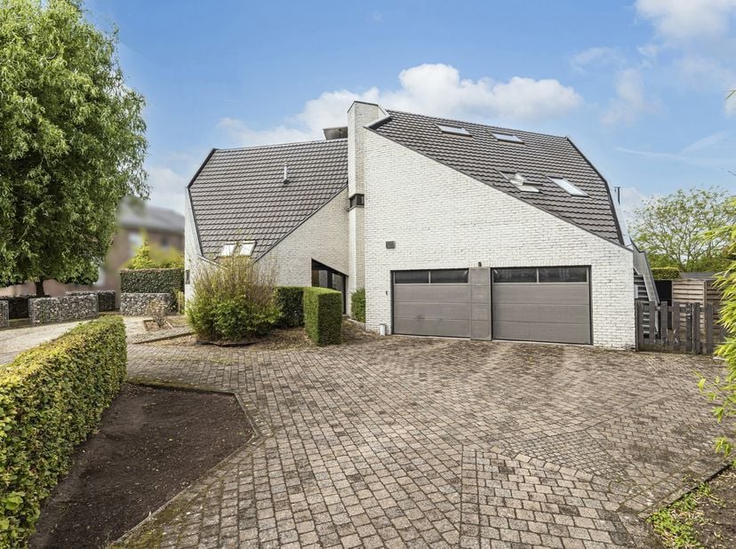 Unieke, open architectenwoning met studiovertrekken op perceel van 2.228m² gelegen in rustige Retie (nabij dorpskern) en op enkele autominuten van Pos