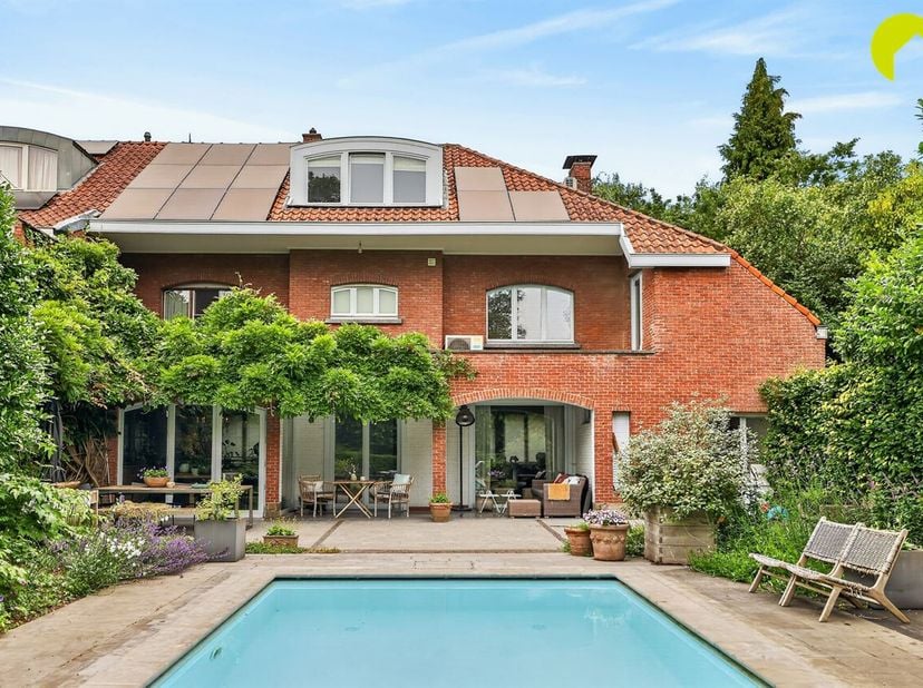 Kijkdag za 27/06 - op afspraak - biedingen tot 29/06 18u.<br />
Deze uitzonderlijke, stijlvolle woning is gelegen in één van de groene straten in het