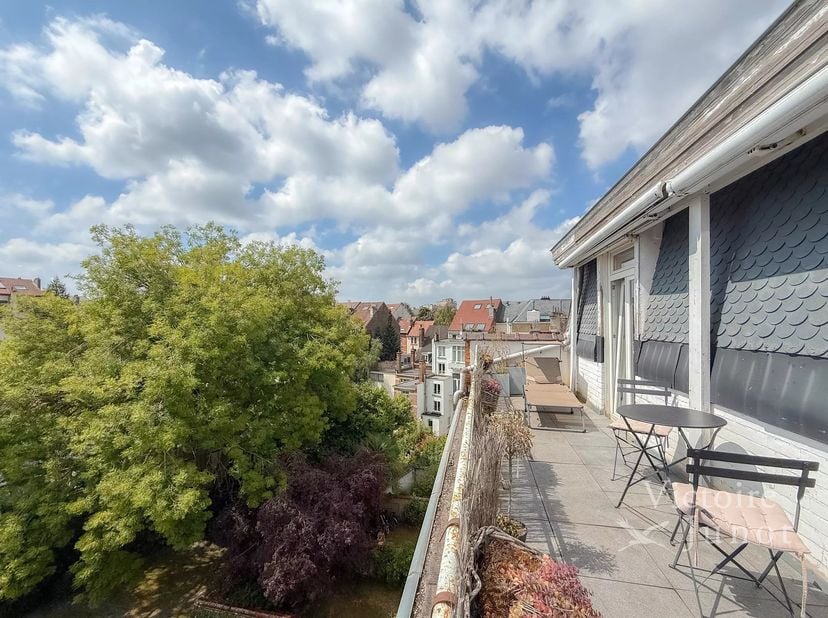 Op slechts een paar meter van het Plaats Brugmann, prachtig penthouse met een totale oppervlakte van ± 115 m² bruto (volgens PEB) met terras. Het best