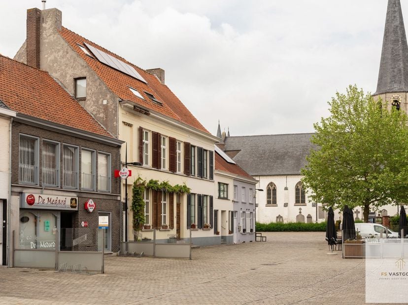 In het centrum van Ursel (deelgemeente Aalter), pal op de marktplaats, bevindt zich dit veelzijdige handelspand/caféruimte en bovenliggend appartement