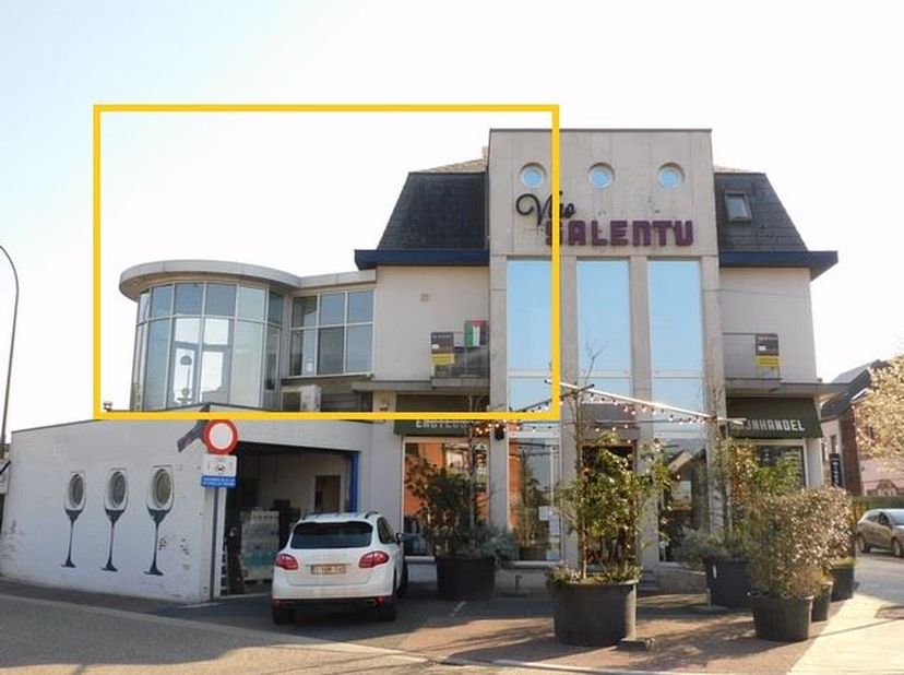 Ontdek dit charmante en comfortabele duplexappartement, ideaal gelegen aan de Koolmijnlaan 29 in het bruisende centrum van Beringen. Met een bewoonbar