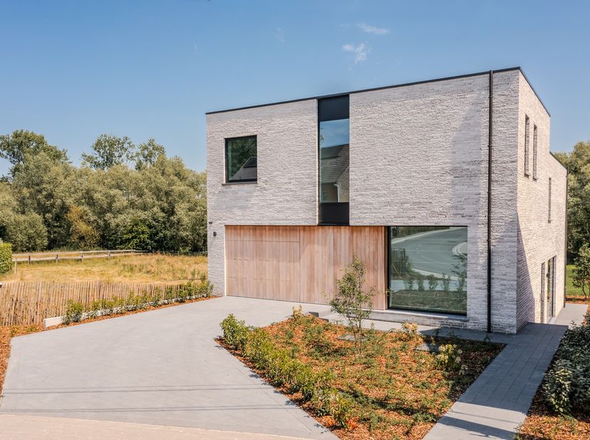 Wonen nabij Leuven, in directe verbinding met de natuur<br />
<br />
Ontdek deze high-end villa van maar liefst 318 m2 ruim in&amp;nbsp;Korbeek-Dijle (tus