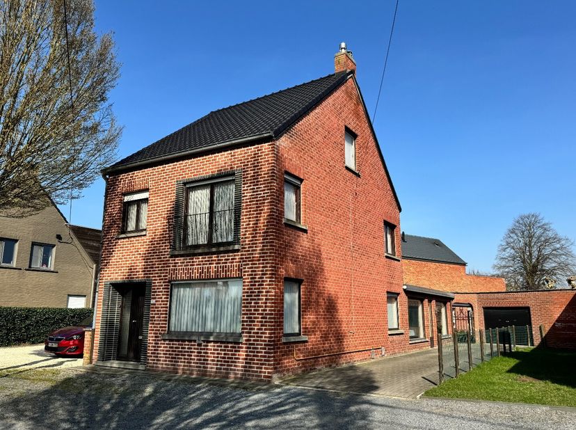 Bent u op zoek naar een woning met veel potentieel op een ruim perceel (845 m²)? Lees dan zeker verder.<br />
Deze halfopen bebouwing bevindt zich op