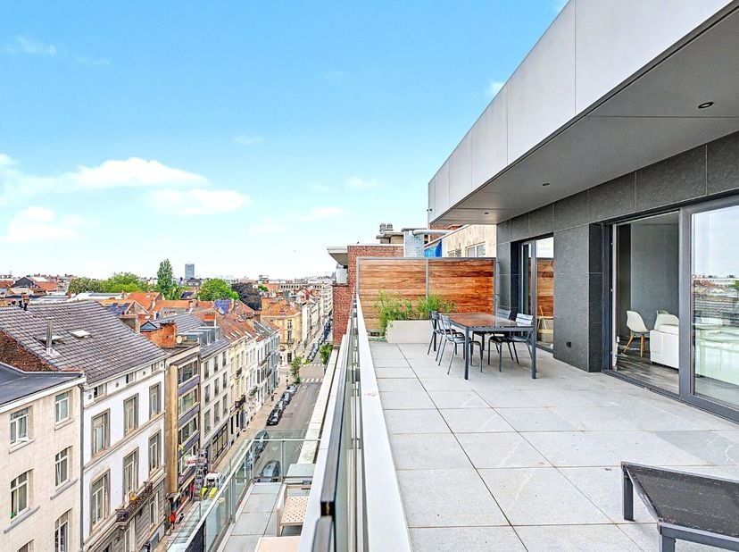 Ce penthouse meublé de 121 m² est situé dans un quartier calme et agréable et bénéficie dune belle luminosité naturelle.<br />
Il se compose dun hall