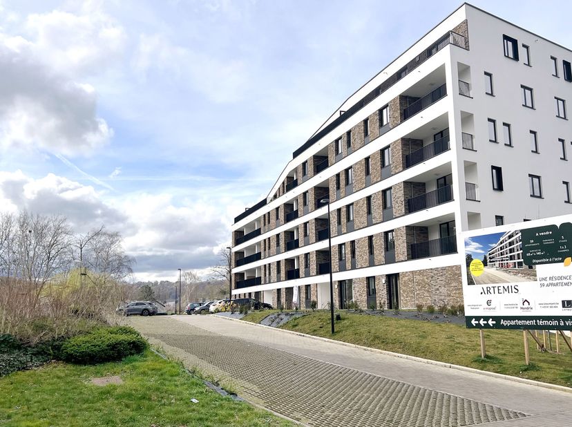 Situé au sud de Namur, de lautre côté de la Meuse, Jambes est le parfait point de chute des nouveaux habitants de la capitale wallonne. Le quartier es