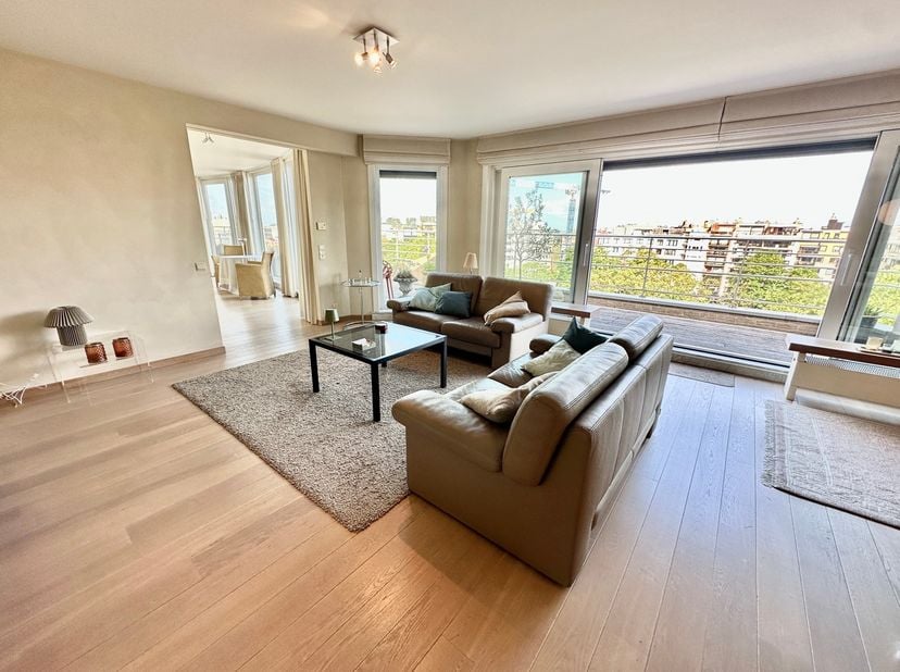 EXCLUSIEVE, GEMEUBELDE PENTHOUSE MET ROYAAL ZONNETERRAS<br />
<br />
Lichtrijke, gemeubelde penthouse van 145 m² met een uitzonderlijk zonneterras van