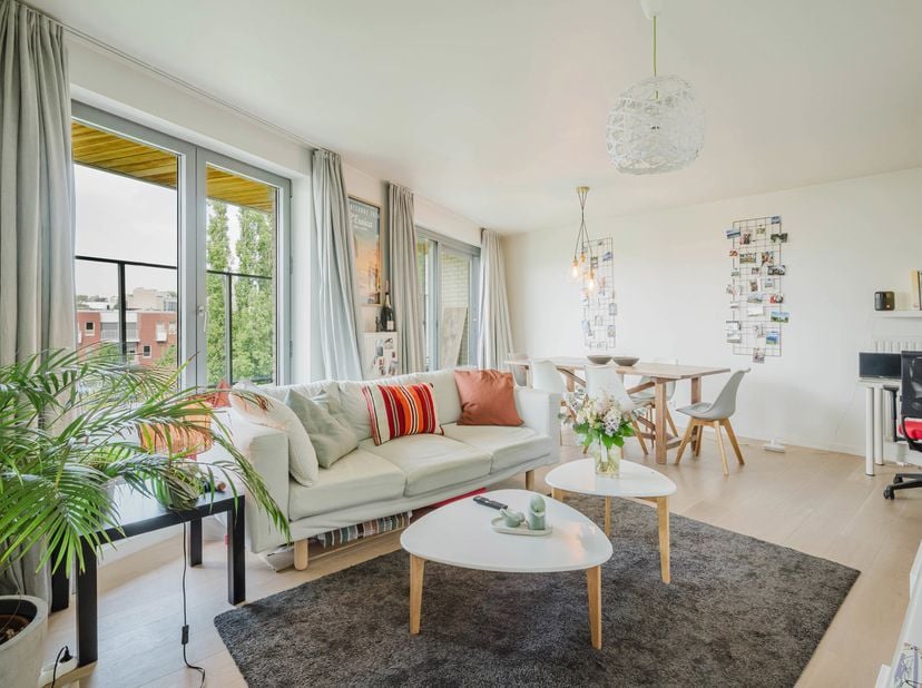 Ligging<br />
Rustig gelegen in de Henri-Joseph Reystraat aan de Schelde nabij het Zuipark te Gent. Een makkelijke verbinding met het openbaar vervoer