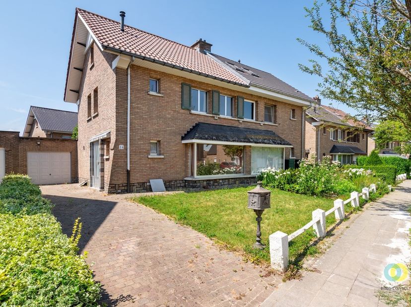 Cette maison trois façades bien entretenue, dotée d'un garage, bénéficie d'un emplacement calme dans un quartier résidentiel très prisé de Vilvoorde,