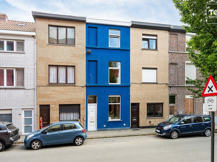 Deze gezellige woning combineert het beste van twee werelden: een rustige, groene ligging vlakbij natuurgebied de Bourgoyen, en toch op wandel- en fie