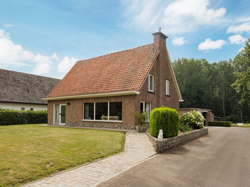 Op een rustige en groene locatie in Bazel bevindt zich deze statige open bebouwing met een uitstekende basis en een ruim perceel. De woning combineert