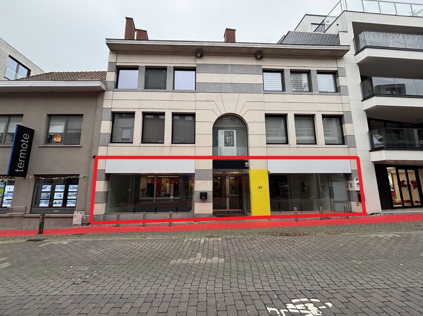 Handelspand van ca. 230 m² te huur in het centrum van Waregem. <br />
<br />
Het pand bestaat uit:<br />
- een gelijkvloerse ruimte (ca. 150 m²) ;<br