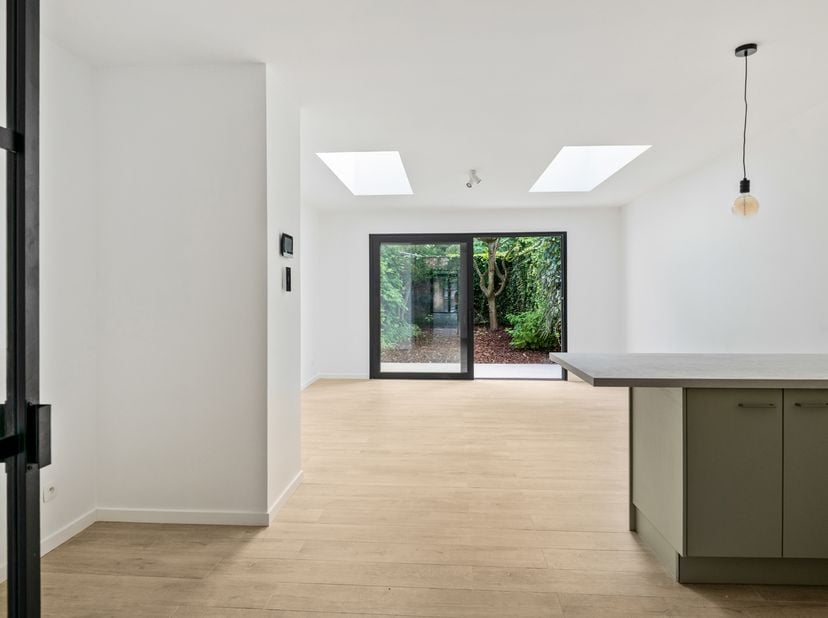 Vlakbij het centrum van Schoten vindt u deze smaakvol gerenoveerde woning waar comfort, licht en functionaliteit perfect samenkomen. Dankzij de kwalit