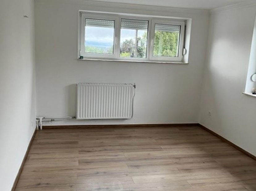 Anderlues - à louer dans une villa entièrement rénovée et proche des axes autoroutiers et de toutes commodités, 3 bureaux - idéal pour professions lib