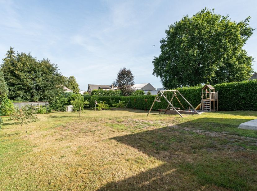 Deze woning in Maldegem biedt heel wat potentieel voor wie op zoek is naar een huis met ruimte, een grote tuin en de mogelijkheid om verder op te fris