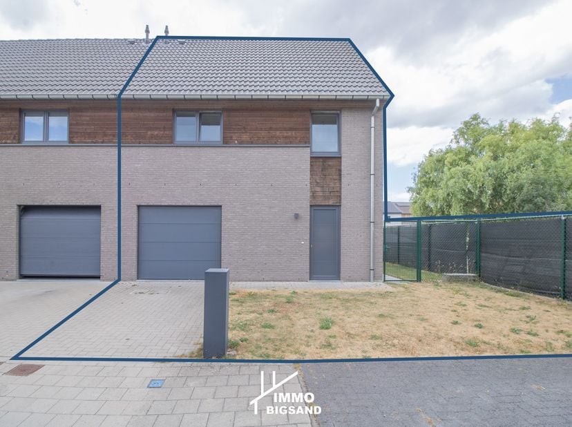 Deze halfopen nieuwbouwwoning is gelegen in een rustige woonwijk te Moorsele in een doodlopende straat met 4 slaapkamers maar mogelijkheid tot 5. Deze