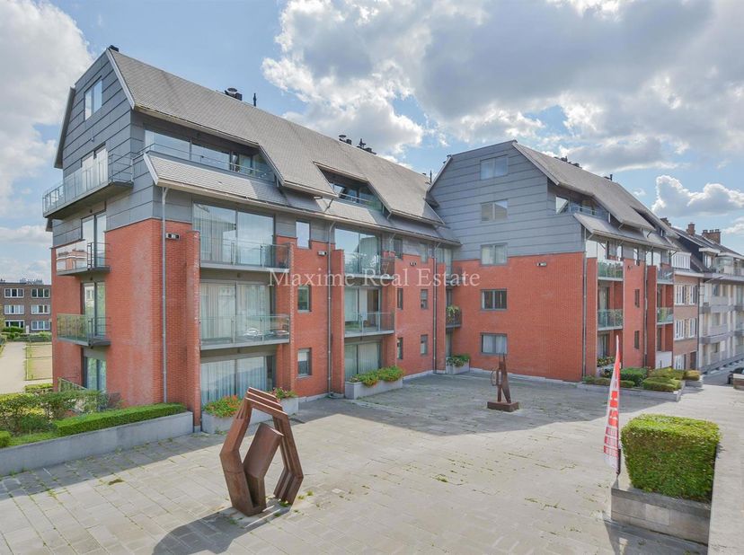 Maxime Real Estate présente un superbe duplex lumineux de ±112 m² avec deux terrasses, cave et deux parkings<br />
Idéalement situé à proximité immédi