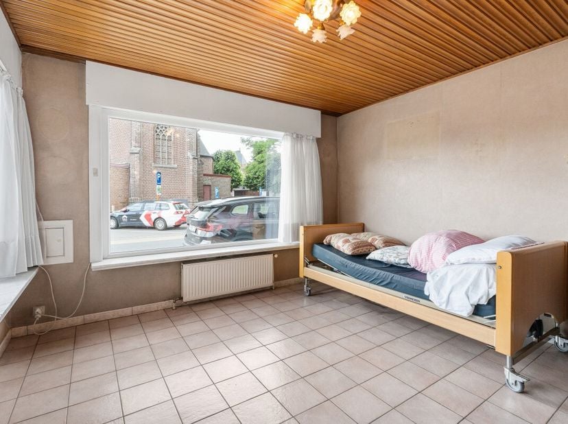 À vendre : maison mitoyenne étonnamment spacieuse au centre dOoigem, avec garage et studio séparé. Construite en 1968, cette propriété offre de grands