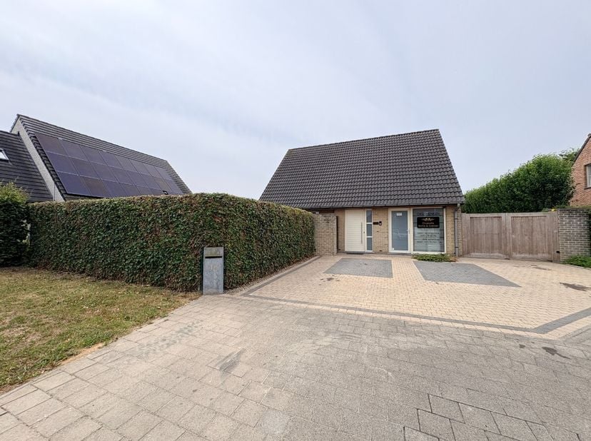 Ontdek deze ruime gezinswoning in Kachtem, ideaal gelegen en voorzien van een gunstig EPC-label C voor energiezuinig wooncomfort. Met 4 slaapkamers (5
