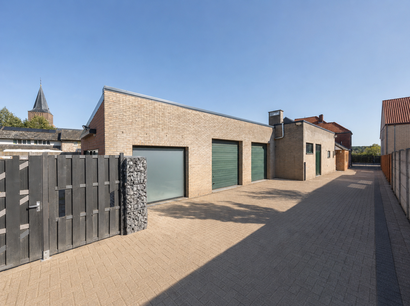 Ben je op zoek naar een energiezuinige handelswoning met een centrale ligging in Grote-Brogel? Dan is dit pand op een perceel van 8are 80ca precies wa