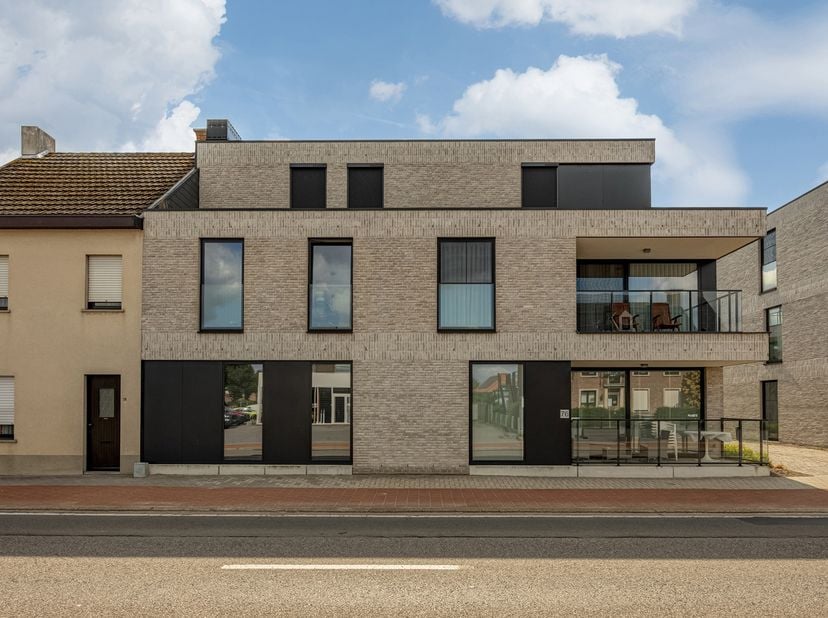 Gelijkvloers appartement met 2 slaapkamers, tuin, terras, ondergrondse autostaanplaats en 2 kelderbergingen. EPC: label A (96 kWh/m²). Elektriciteit c