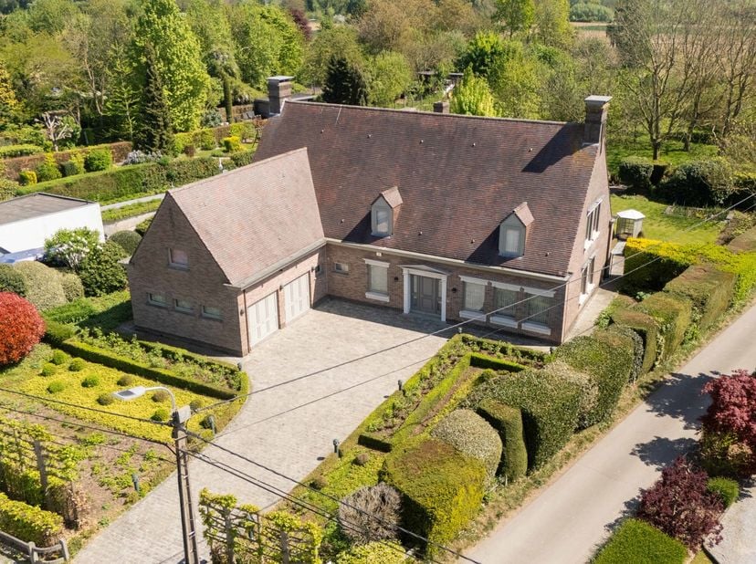 TE KOOP NINOVE<br />
Bent u op zoek naar een exclusieve woonbeleving met rust, ruimte én luxe? Dan is deze uitzonderlijke villawoning met uitzicht ove