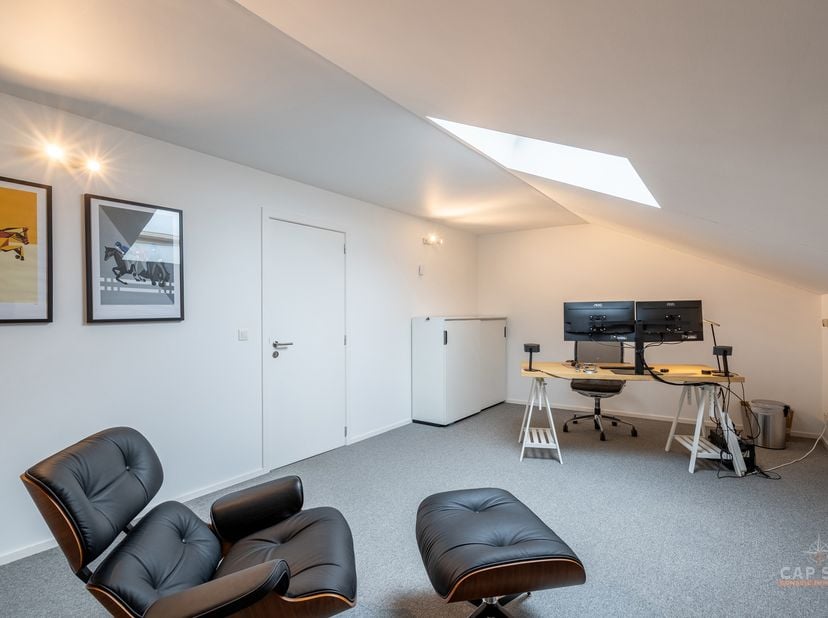 Superbe bureau situé dans un espace de coworking convivial et idéalement placé à Waterloo, ce bureau privatif de 25 m² offre un environnement professi