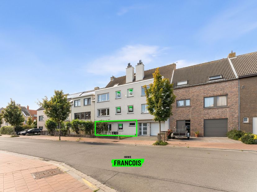 Dit aangename appartement bevindt zich in een kleinschalige residentie op een uiterst rustige en toch vlot bereikbare locatie in Blankenberge.<br />
B
