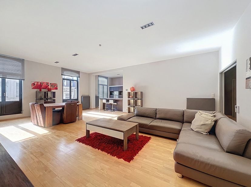 We Invest Ixelles nodigt u uit om dit prachtige 2-kamerappartement van ± 150 m² (volgens EPC) te ontdekken, volledig gemeubileerd en uitgerust.<br />