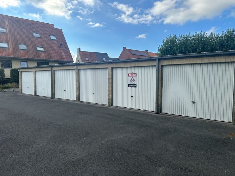 Garage te koop in Aartrijkestraat 79,
                    8820 Torhout