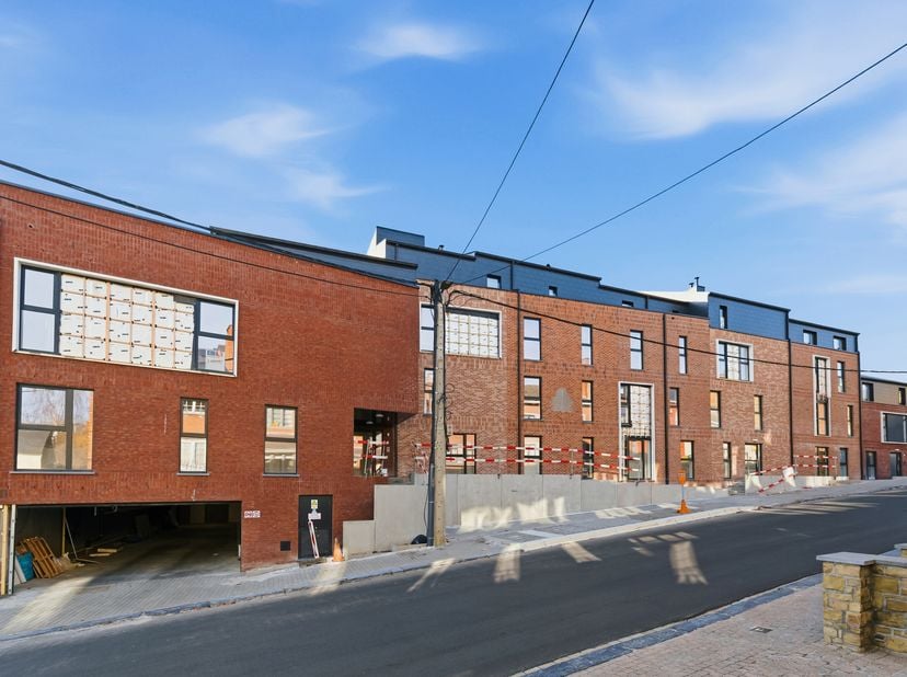 NAMUR – ideaal gelegen, vlak bij alle voorzieningen, op 500 m van het station, mooi NIEUW APPARTEMENT (2 slaapkamers/1 badkamer) van 88,31 m² met TERR