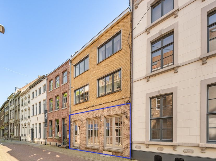 Dit polyvalent gelijkvloers handelspand (restaurant, afhaalrestaurant, wijnbar, kantoor, winkel...) is gelegen op 100 meter van de historische markt v