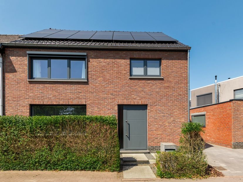 Op een uitstekende locatie in het centrum van Rijmenam bevindt zich deze gerenoveerde gezinswoning met 3 slaapkamers, aparte garage en gunstig EPC op