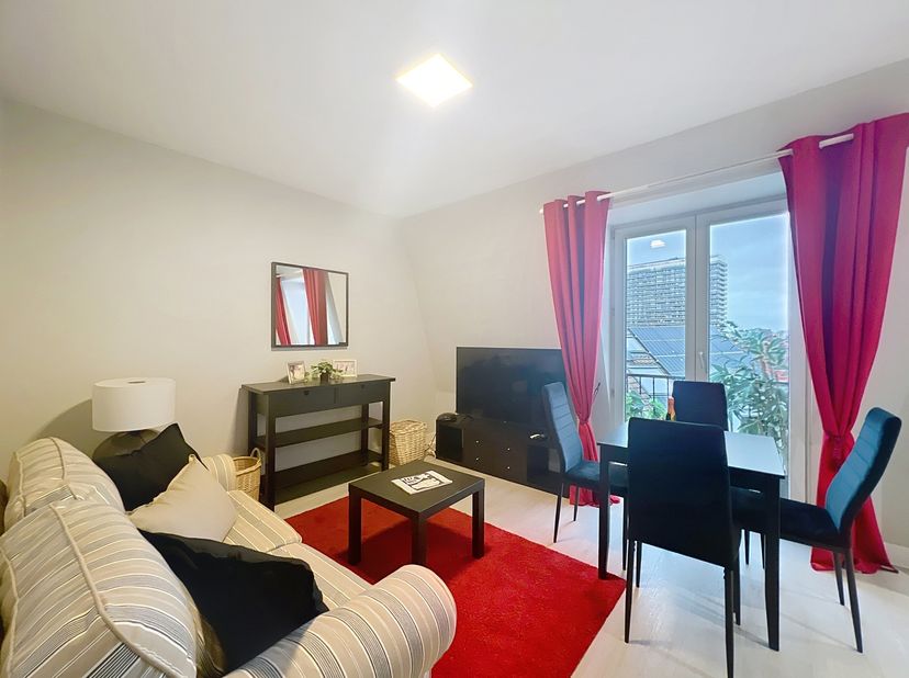 CEE I Schuman : Appartement deux chambres entièrement meublé. Il se compose comme suit: escaliers privés, toilette, cuisine super équipée, salon, sall