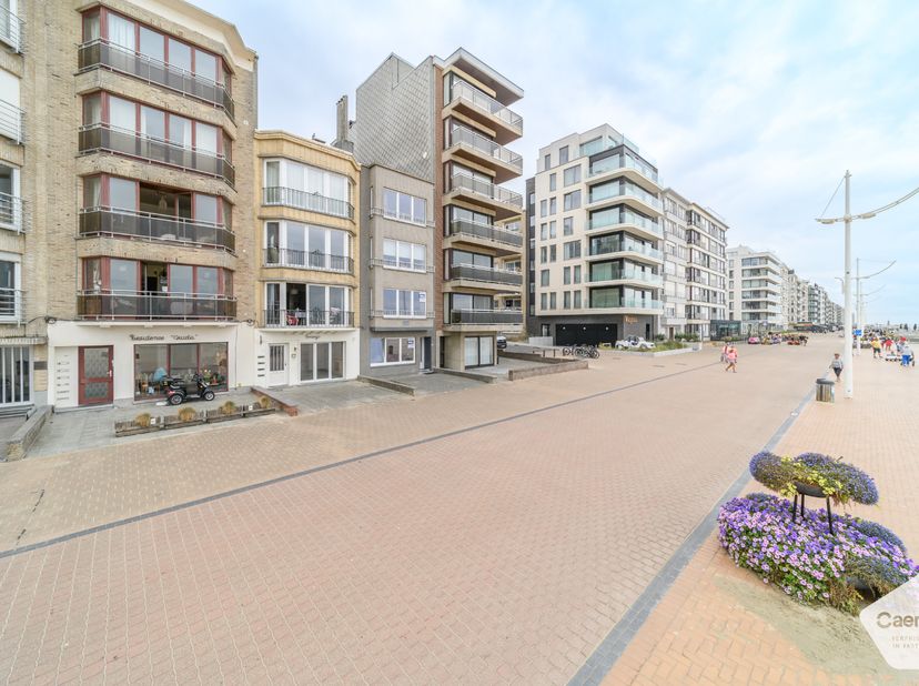 Op zoek naar een appartement waar ligging en zeezicht centraal staan? Dit gelijkvloerse appartement bevindt zich rechtstreeks op de Zeedijk van Koksij