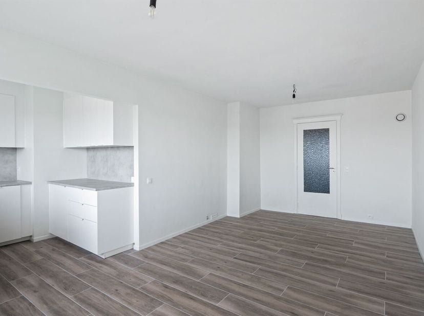 Het appartement is gelegen aan de Koningin Astridlaan te Mechelen. Deze centrale locatie maakt dat het uitstekend bereikbaar is en zich dichtbij alle