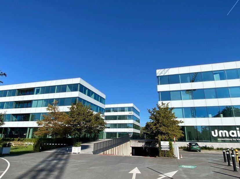 323m² de bureaux (espace ouvert) au rez-de-chaussée avec visibilité depuis la sortie de l'autoroute E40<br />
Spécifications : plafond en dalles abais