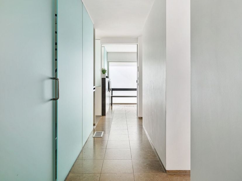 Schitterende moderne villa (bouwjaar 2001) met kantoren/praktijk of extra leefruimte op prachtige kavel van 3.140 m² is gelegen nabij het centrum van