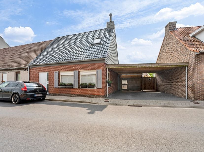Ruime, instapklare woning met grote tuin te koop in Wevelgem<br />
Je betreedt de woning via de inkomhal met gastentoilet en komt vervolgens in de rui