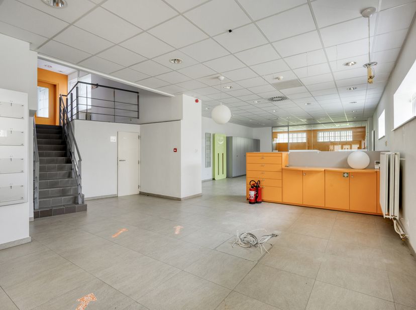 Ancienne banque située sur la Brusselsesteenweg disposant d'une excellente visibilité et d'un parking.<br />
Cette propriété dispose d'une surface tot