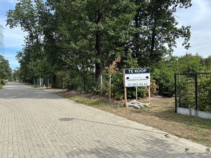 Bouwgrond van 547 m² voor open bebouwing te Grobbendonk<br />
<br />
Bouwgrond voor een traditionele OB.<br />
<br />
Voorschriften:<br />
<br />