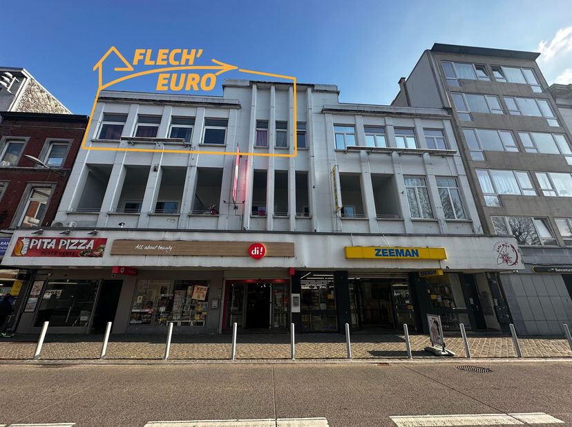 Chouette appartement idéalement situé proche de toutes commodités, avec vue sur la Place verte. Perché au 2ème étage d'une résidence, il est composé d