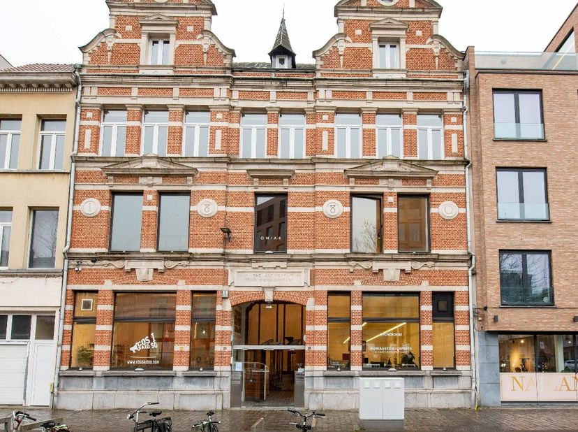 Op het Eilandje vind je The Grain Embassy, een iconisch gebouw vol karakter en geschiedenis. Hier komt een gelijkvloerse ruimte van +/- 160 m² vrij: s
