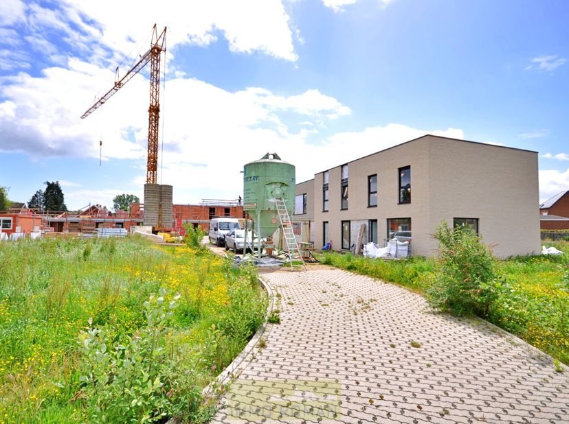 Deze BEN-woning is gelegen in een zijstraat van de invalsweg richting Ronse komende van Brakel, treft men deze gloednieuwe verkaveling! Dit op slechts